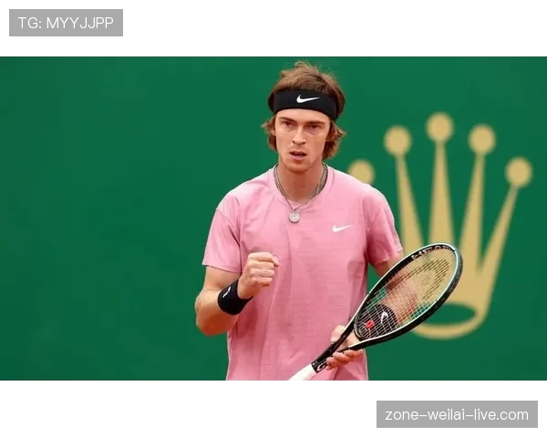 德约训练间偷偷啃汉堡？冠军形象崩塌现场竟然这么接地气！